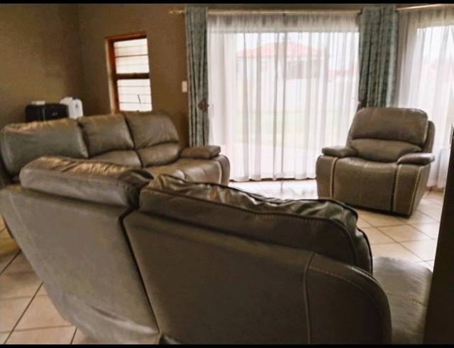 2 BEDROOM TOWNHOUSE FOR SALE IN PENINA PARK EXT 2